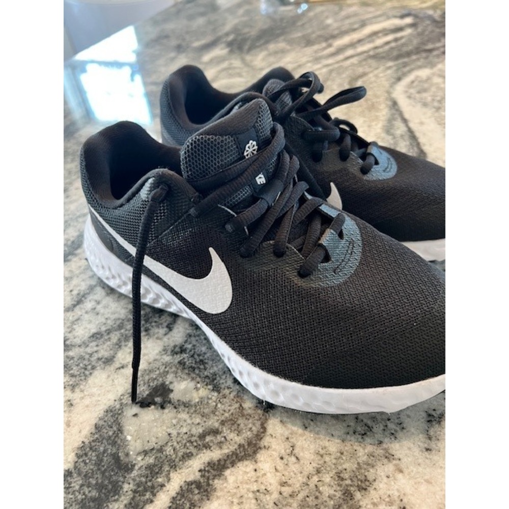 Nike Revolution 5 Kids 4Y Black White DN8207-003 Excellent Running Sneakers